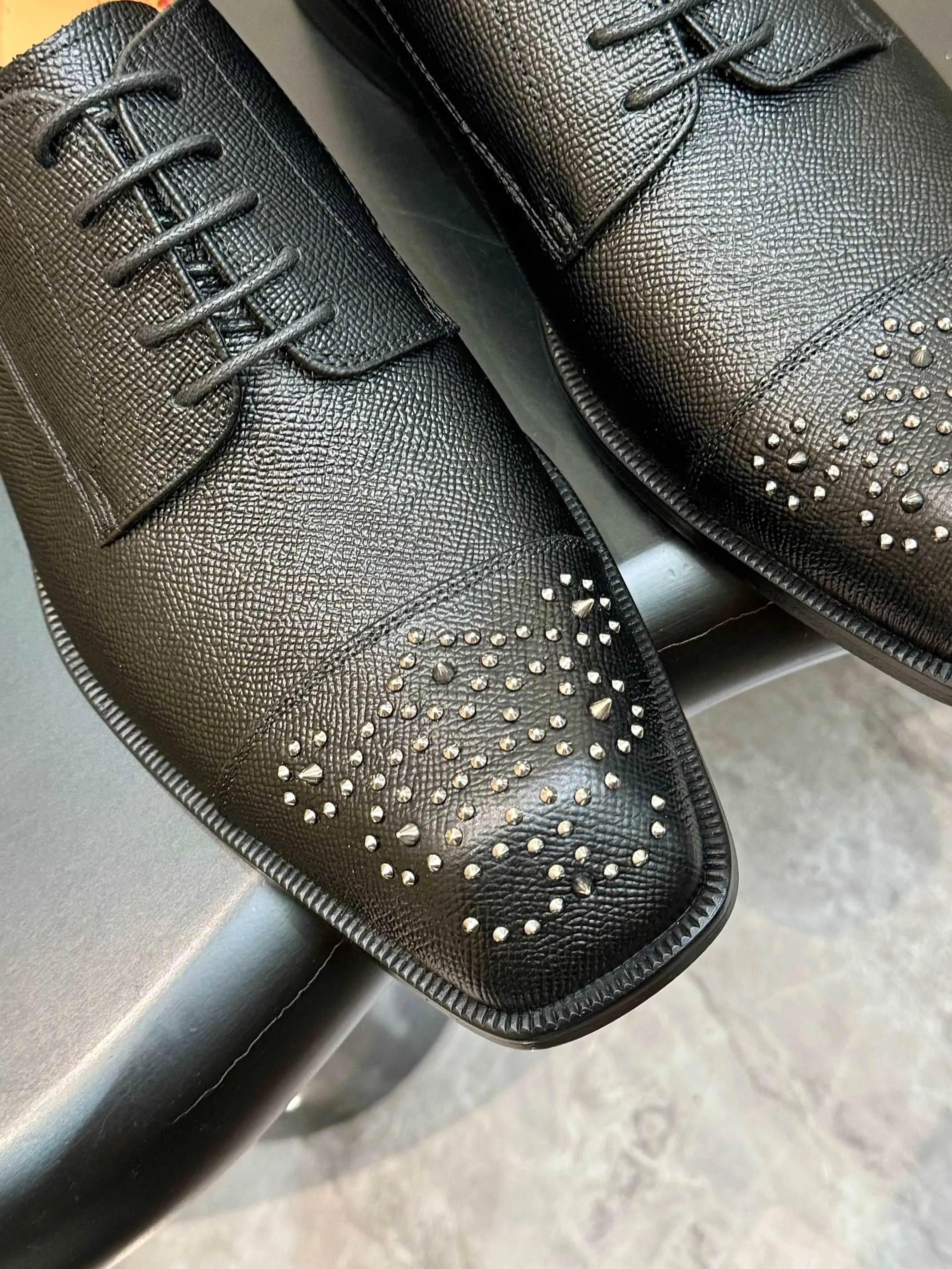 [CL red sole shoes] Top P: 1020💰 Size 39-44 (⚠️38.45.46.47 custom-made, non-returnable and non-exchangeable) 🆑High-end men's business formal leather shoes, original authentic top quality goods ••✅💯 Top original order purchasing agent! Original imported patterned cowhide ➕Imported cowhide lining ➕Cowhide feet ➕Original leather outsole~🉑️Feel free to compare the authentic ones!